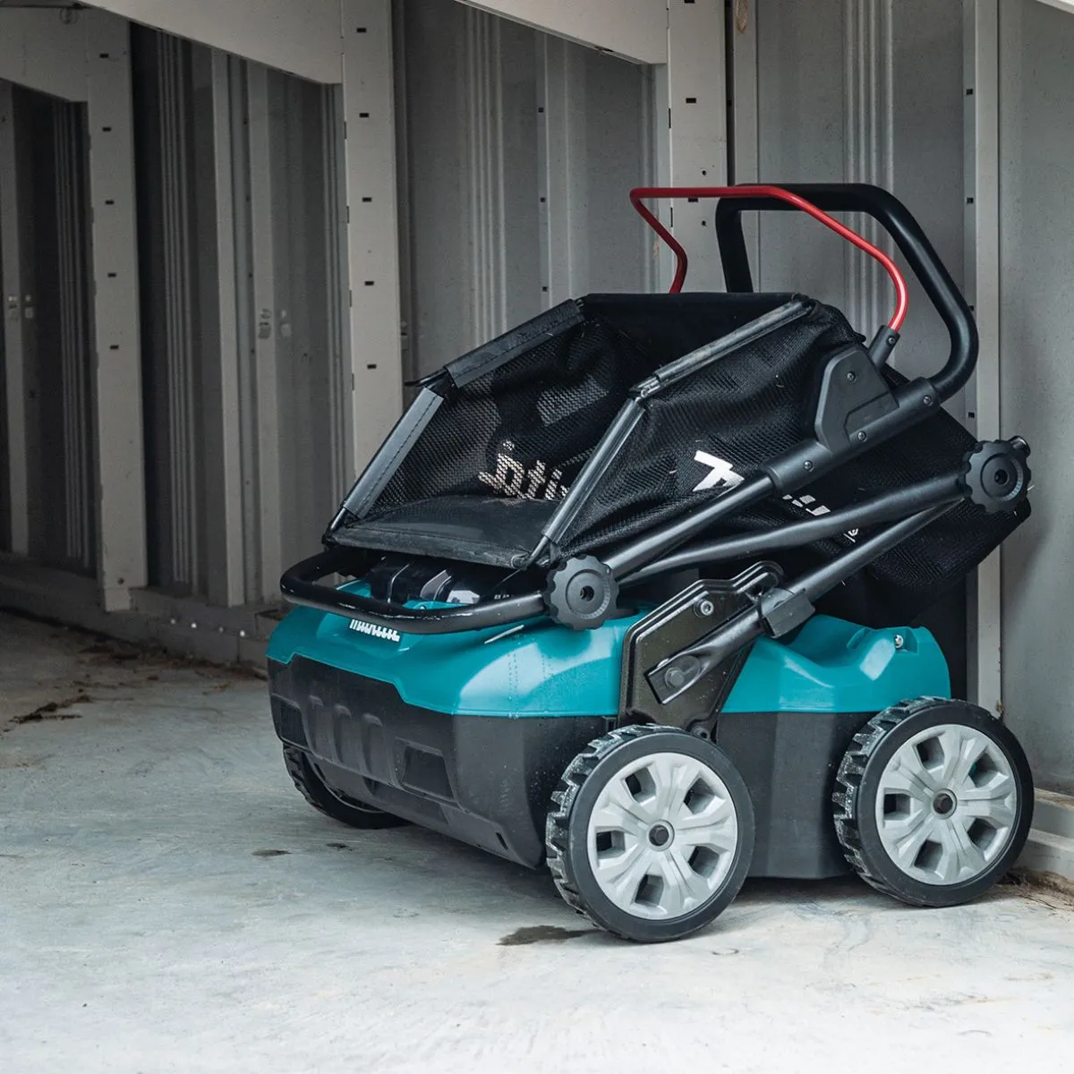 Makita UV001GM201 380mm 40V Max Brushless Lawn Scarifier With 2 x 4.0Ah Batteries & Charger